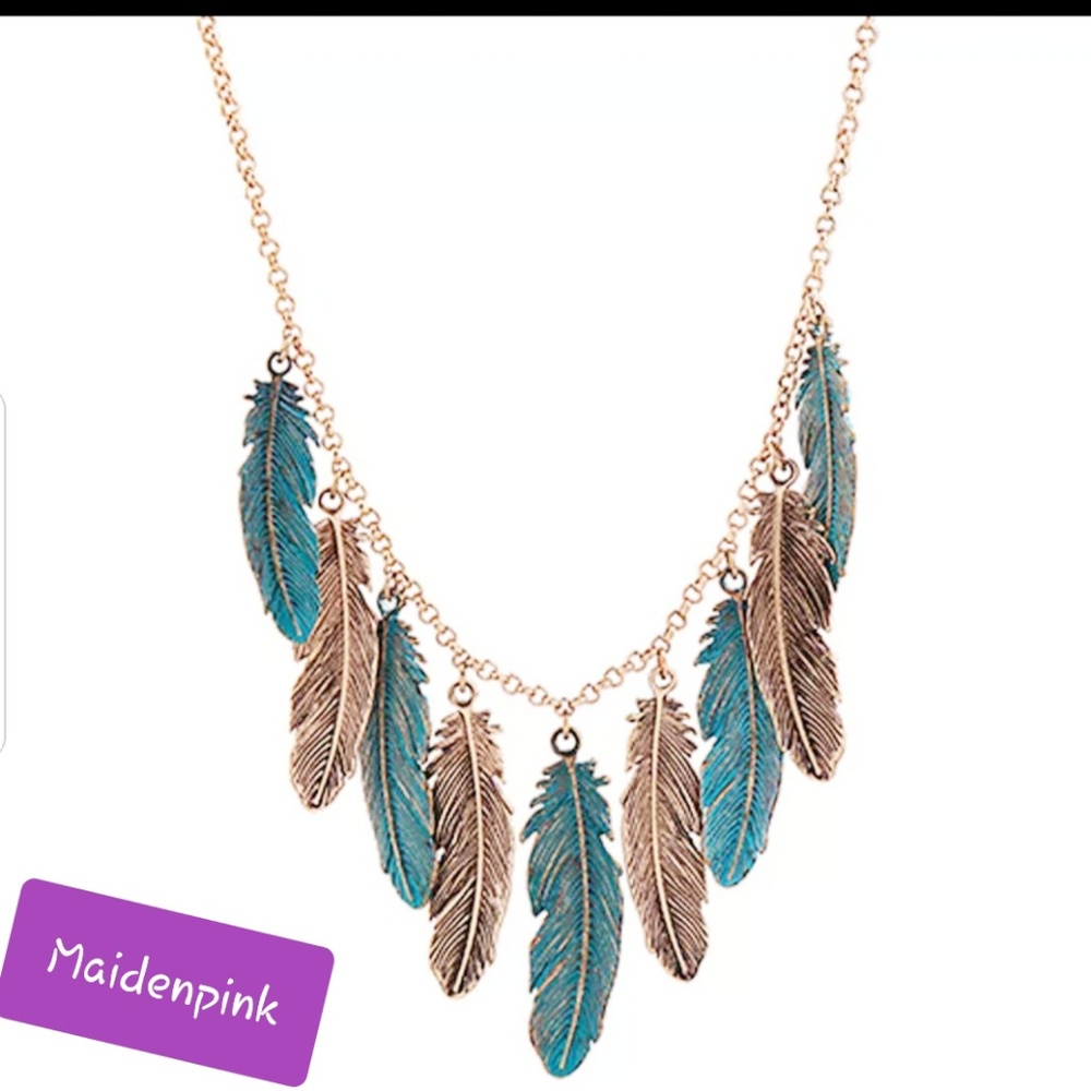 Vintage boho feather necklace.